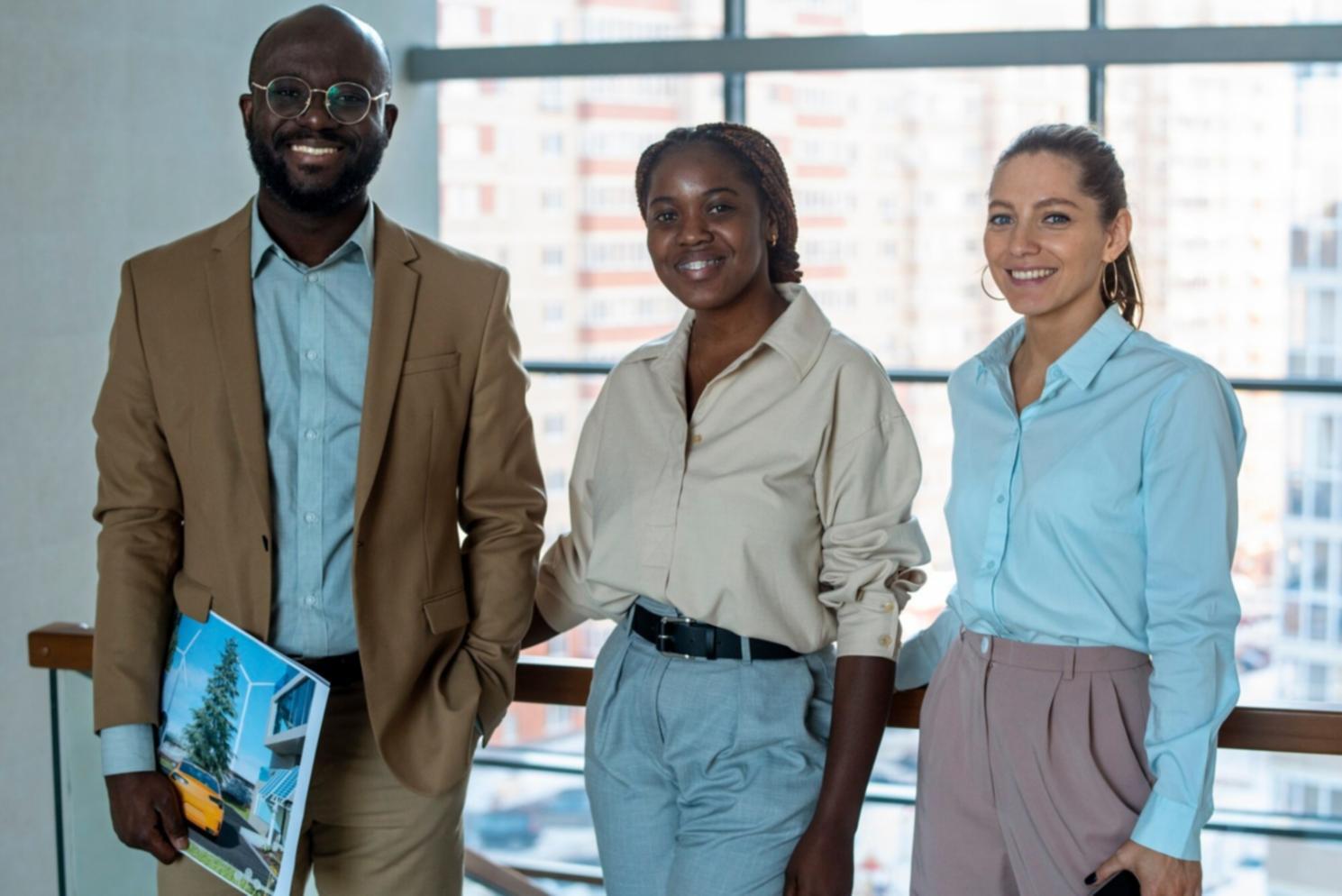 Séance de formation pratique en gestion financière avec participants autour d'une table de travail